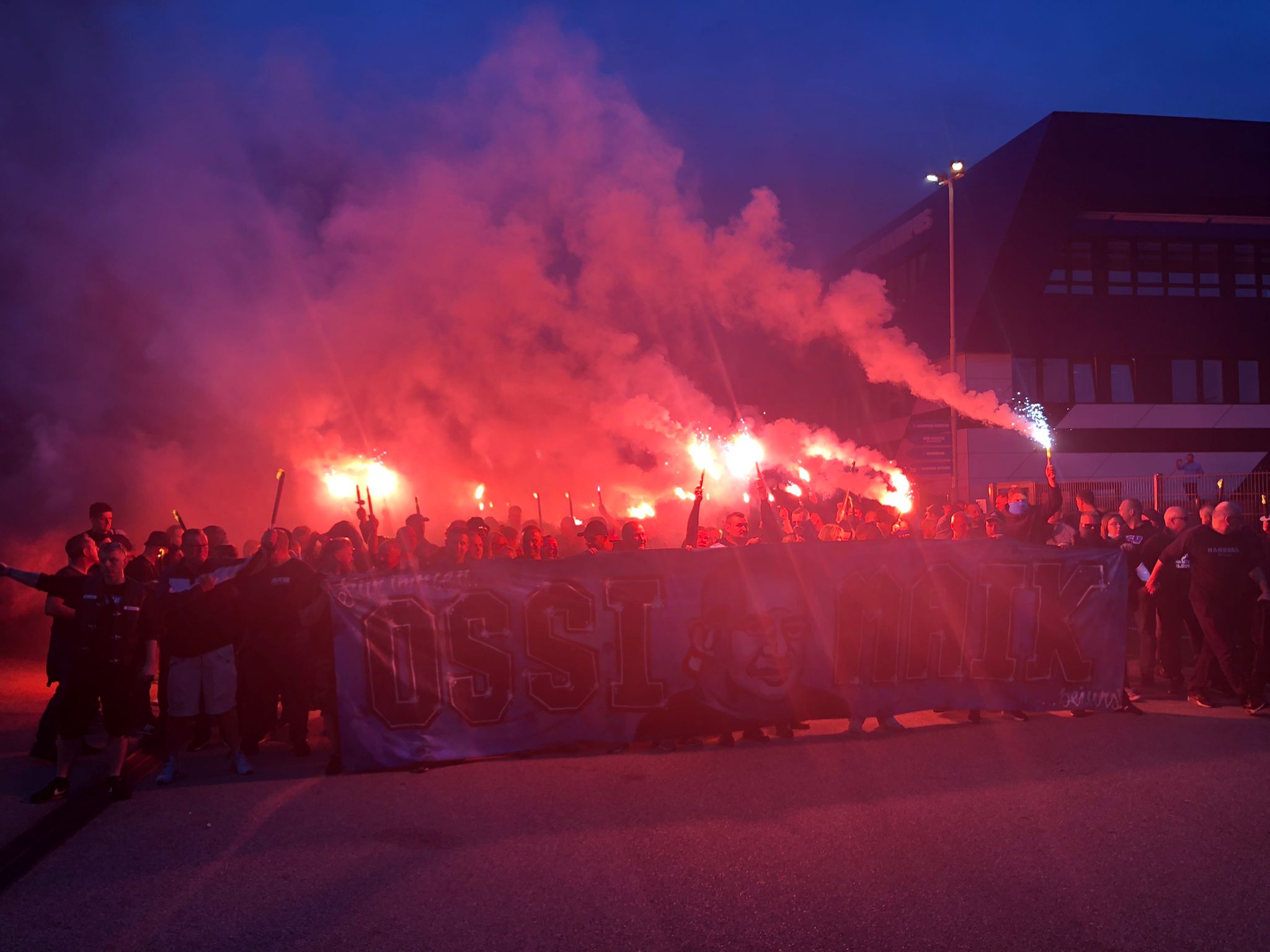 HSV-Trauermarsch rund um das Volksparkstadion.