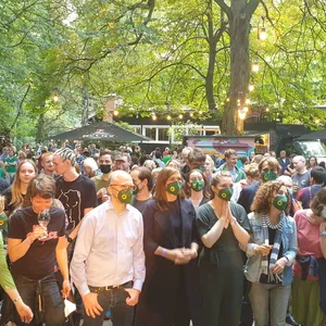 Die Grünen Spitzenkandidaten warten gespannt auf die erste Prognose des Wahlabends.