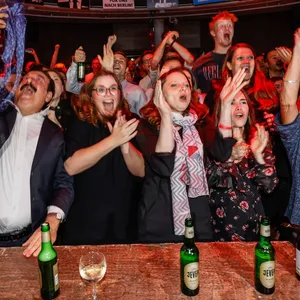 Jubel bei der Hamburger SPD am Spielbudenplatz: Erste Prognosen sehen einen Gleichstand mit der Union.