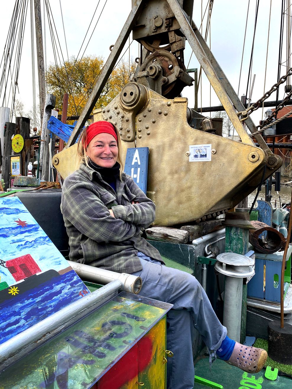 Im Kutterhafen hat Sabine Eisbrenner mit ihrem Kunstbagger festgemacht.