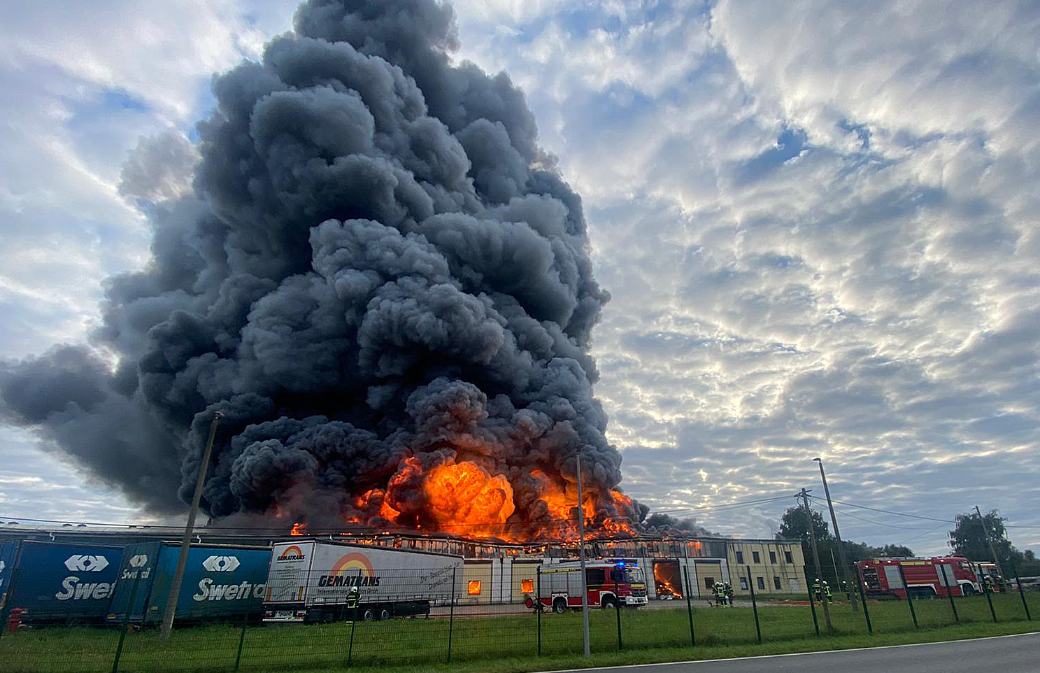 Am Montagabend ging die Lagerhalle in Rostock in Flammen auf.