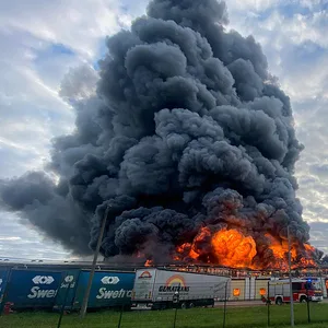 Am Montagabend ging die Lagerhalle in Rostock in Flammen auf.