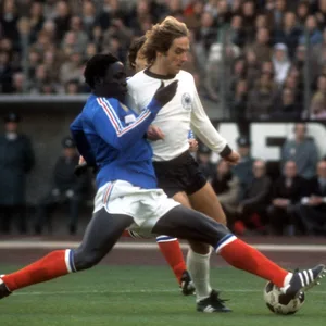 Jean-Pierre Adams im Zweikampf mit Deutschlands Helmut Kremers im Jahr 1973