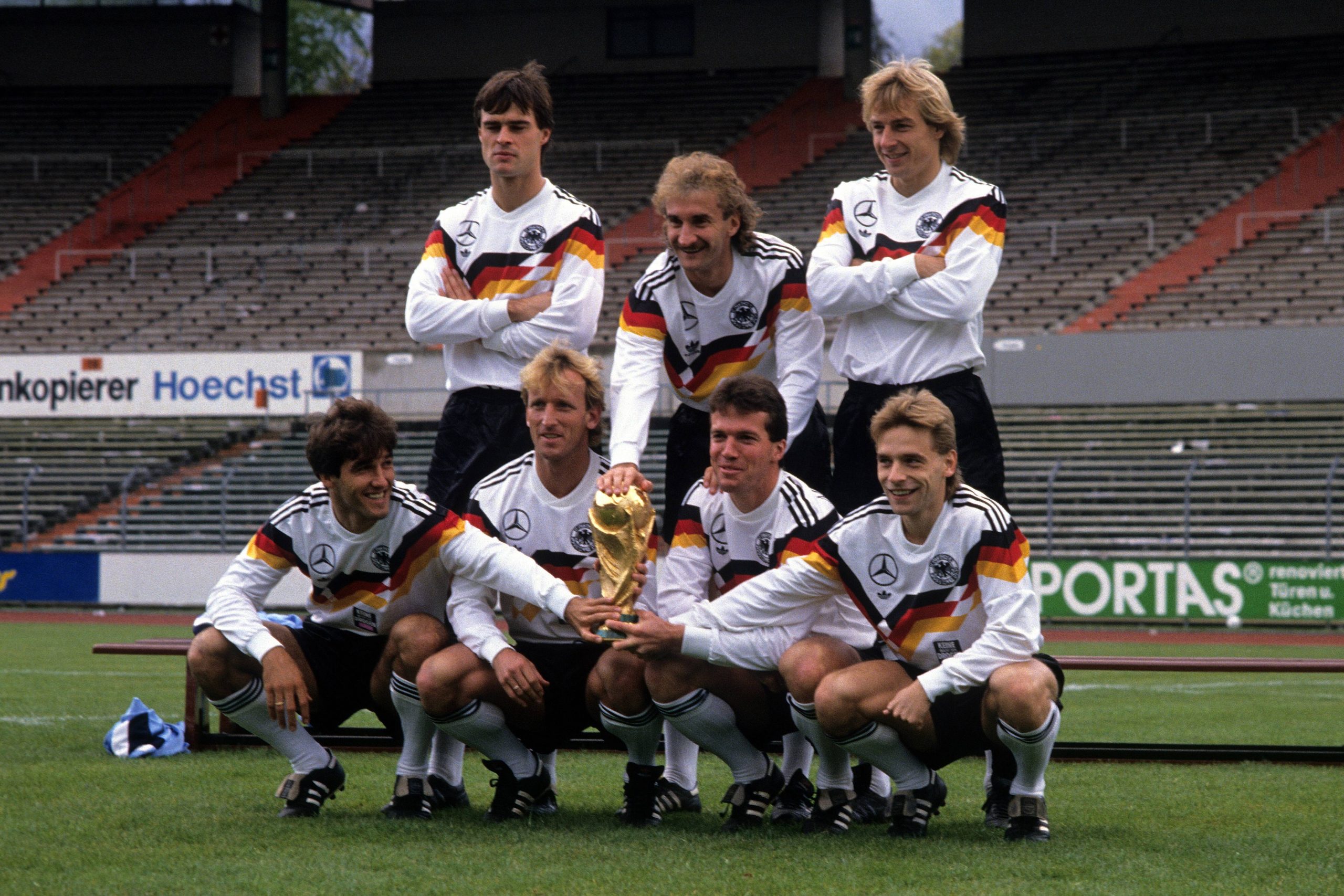Weltmeister 1990: Jürgen Klinsmann (hi.r.) und Lothar Matthäus (vo.2.v.r.)