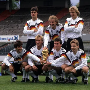 Weltmeister 1990: Jürgen Klinsmann (hi.r.) und Lothar Matthäus (vo.2.v.r.)