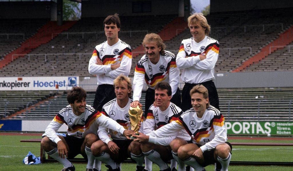 Weltmeister 1990: Jürgen Klinsmann (hi.r.) und Lothar Matthäus (vo.2.v.r.)