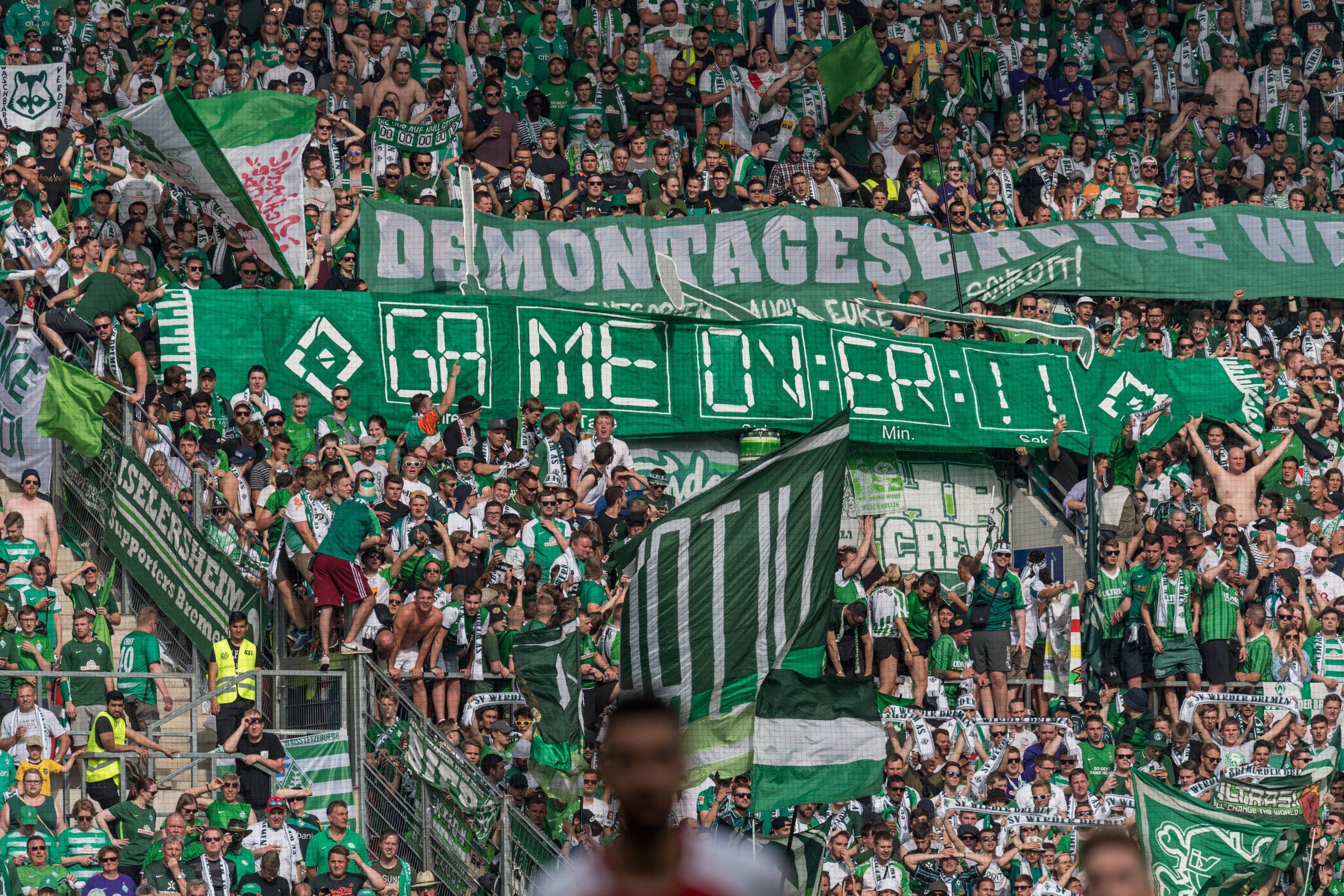 Fans von Werder Bremen verhöhnen den HSV.