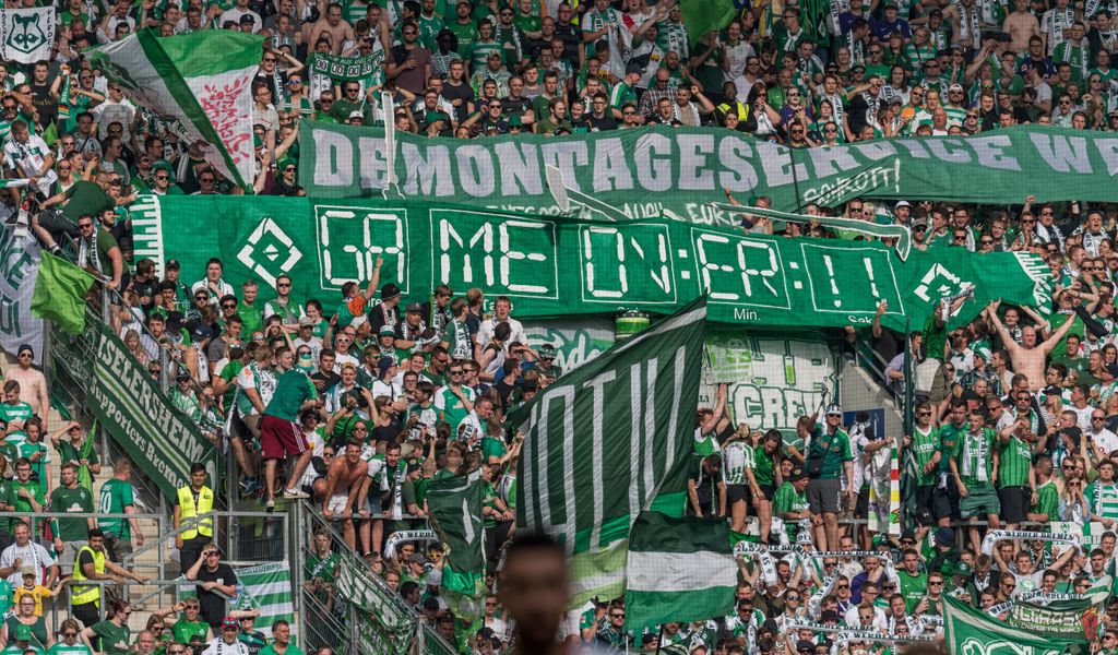 Fans von Werder Bremen verhöhnen den HSV.