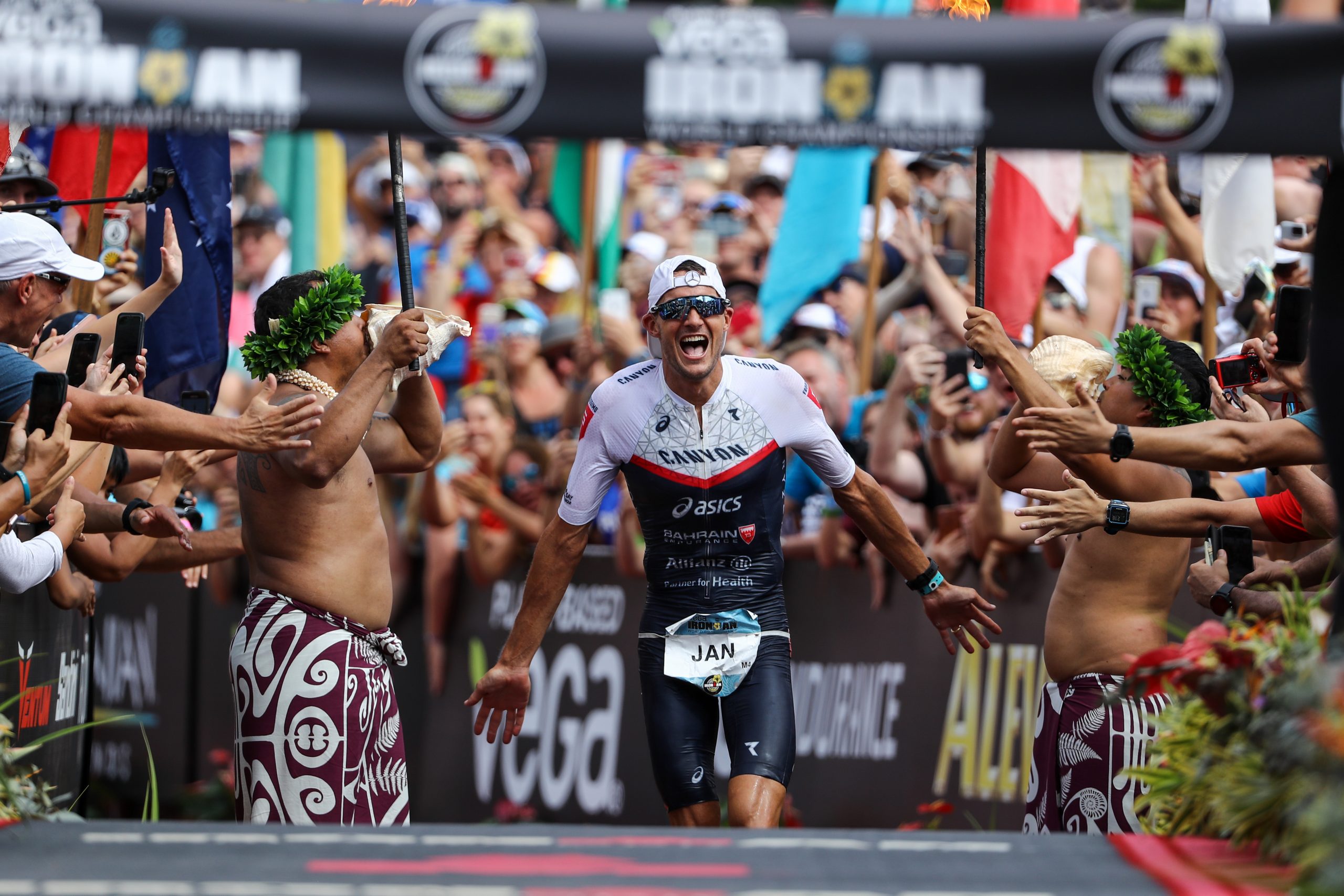 Jan Frodeno läuft jubelnd durch das Ziel des Ironman auf Hawaii