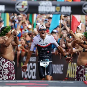 Jan Frodeno läuft jubelnd durch das Ziel des Ironman auf Hawaii