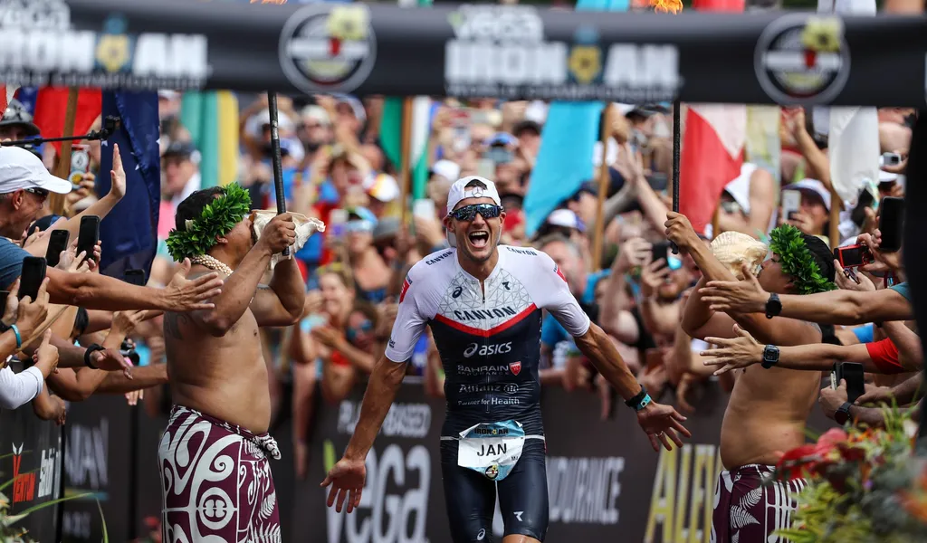 Jan Frodeno läuft jubelnd durch das Ziel des Ironman auf Hawaii