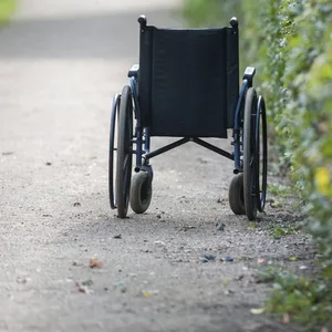 Ein Passant fand einen leeren Rollstuhl und rettete einem Mann damit wohl das Leben (Symbolbild).