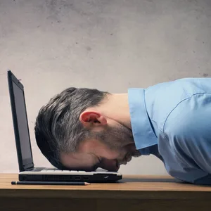 Viele Deutsche arbeiten in ihrer Karriere rund 3,5 Jahre mehr als eigentlich abgemacht (Symbolbild).