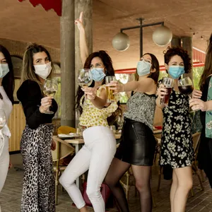Tanzende Frauen mit Maske