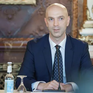Virologe Jonas Schmidt-Chanasit sitzt in einer Pressekonferenz