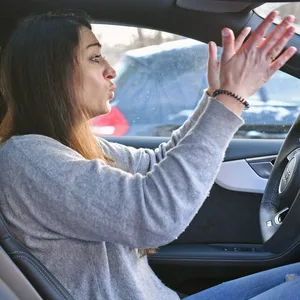 Schlechte Nachrichten für Hamburgs Autofahrer:innen: Bis Ende 2021 sollen 811 Parkplätze in der Stadt wegfallen. (Symbolbild)