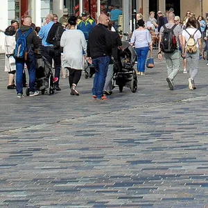 Die Kröpeliner Straße in Rostock. Hier ging der halbnackte Mann am Montagmorgen „unten ohne“ einkaufen. (Archvibild)