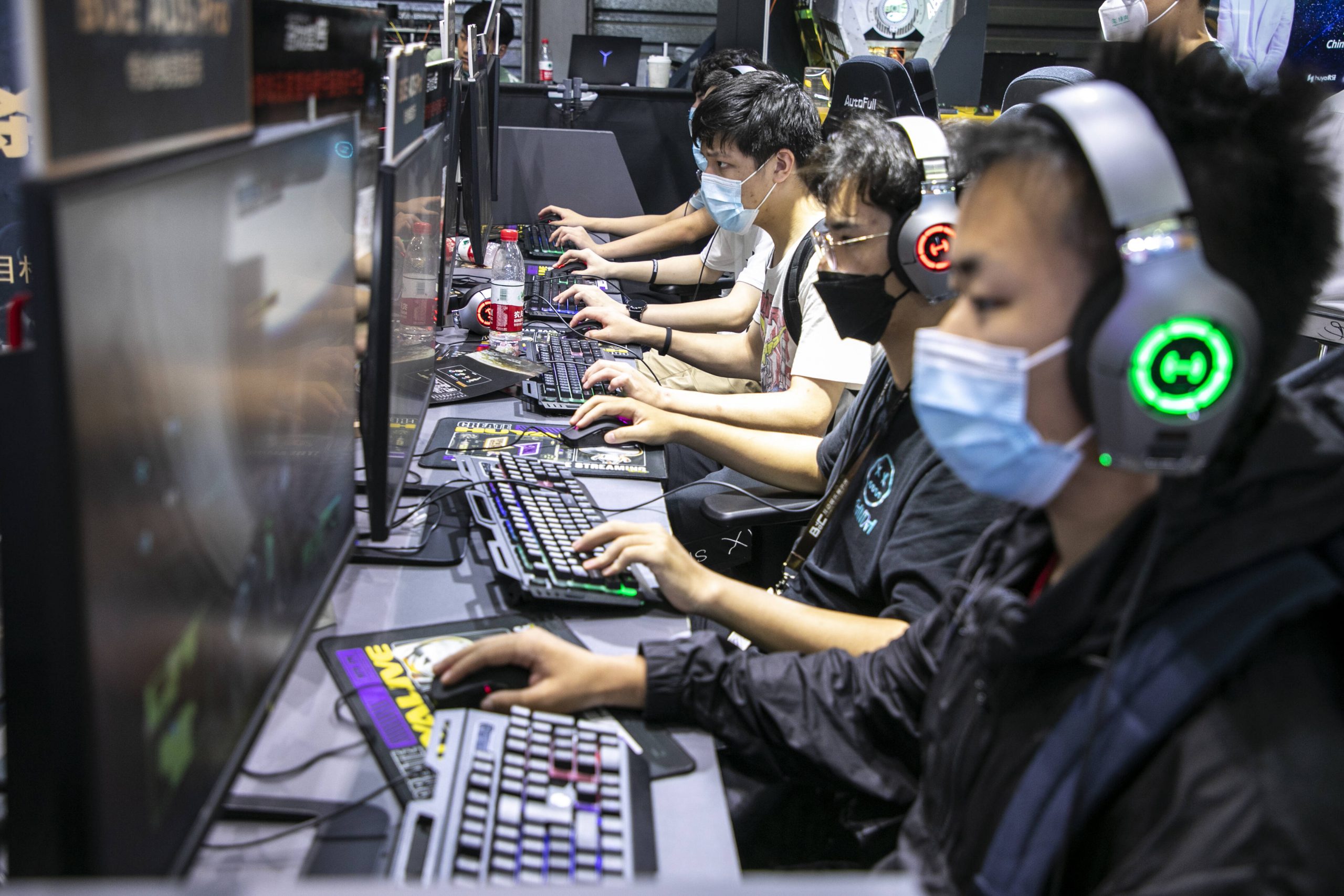 Gamer spielen auf einem Gaming-Event in China (Symbolbild).