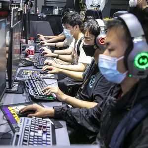 Gamer spielen auf einem Gaming-Event in China (Symbolbild).