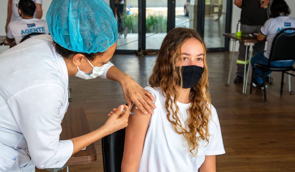 Eine junge Frau wird gegen Corona geimpft (Symbolbild).