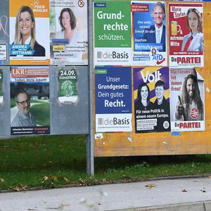 Viele Wahlplakate auf einem Fleck – mit den unterschiedlichsten Parteien.