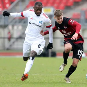 HSV-Profi David Kinsombi (l.) und Nürnbergs Fabian Nürnberger.