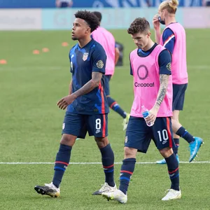 Weston McKennie (l.) wurde von der US-Nationalmannschaft nach Hause geschickt