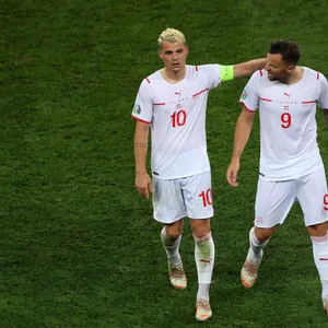 Ungeimpft, jetzt Corona-positiv: Granit Xhaka (l.) sorgt in der Schweiz für Diskussionen