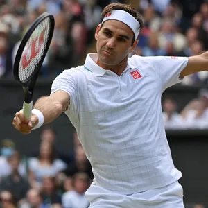 Roger Federer trifft den Ball mit der Rückhand.