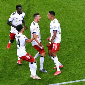 Darf Robert Glatzel (r.) mit seinen HSV-Kollegen endlich wieder ein Tor von sich feiern?