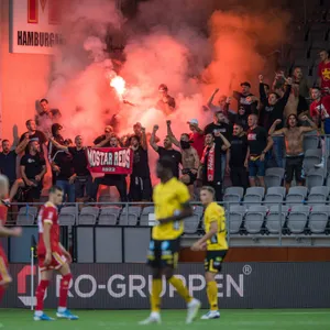 Einige Fans von Velez Mostar zünden Pyrotechnik in der UEFA-Conference-Qualifikation gegen Elfsborg (Symbolbild)