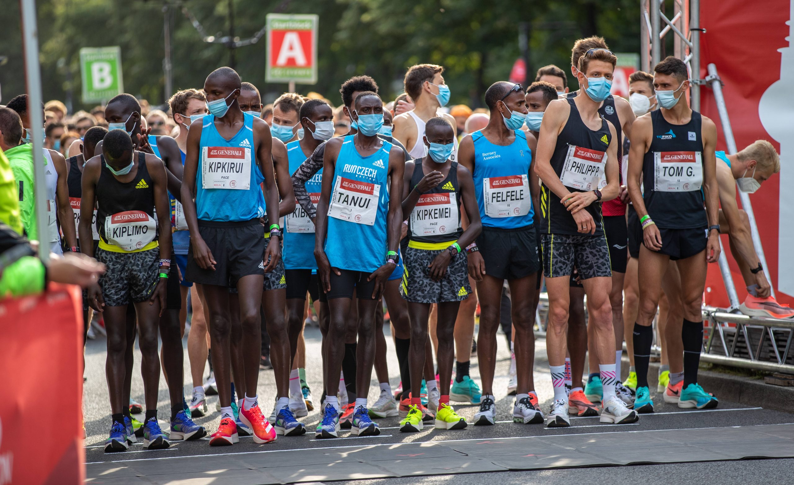 Läufer stehen mit Maske am Start des Halbmarathons in Berlin
