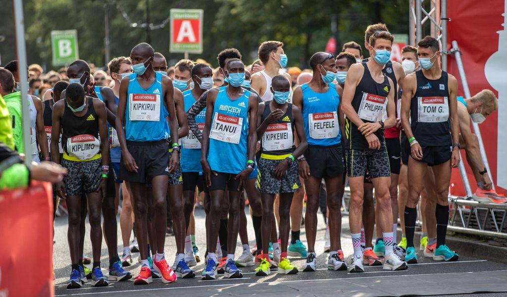 Läufer stehen mit Maske am Start des Halbmarathons in Berlin