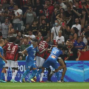 Nach Payets Flaschenwurf: Nizza-Fans stürmen den Platz, das Derby wird abgebrochen