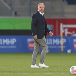 Augsburgs Manager Stefan Reuter sieht die Bundesliga auf dem internationalen Transfermarkt abgehängt