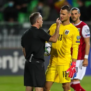 Schiedsrichter Paul Tierney w