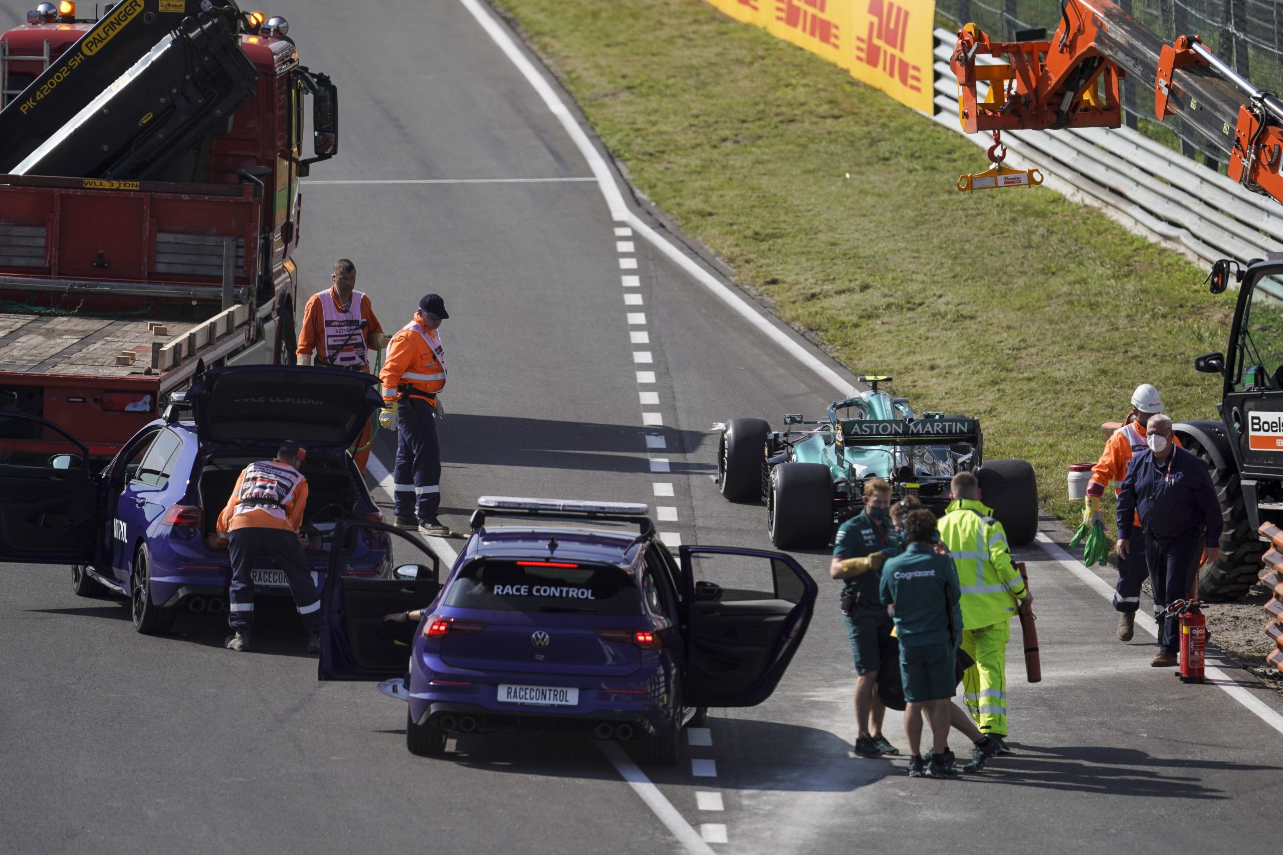 Motorschaden beim Aston Martin im 1. freien Training. Als ein Brand aufkeimte, griff Sebastian Vettel selbst zum Feuerlöscher