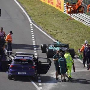 Motorschaden beim Aston Martin im 1. freien Training. Als ein Brand aufkeimte, griff Sebastian Vettel selbst zum Feuerlöscher
