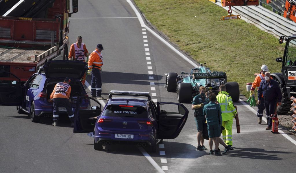 Motorschaden beim Aston Martin im 1. freien Training. Als ein Brand aufkeimte, griff Sebastian Vettel selbst zum Feuerlöscher