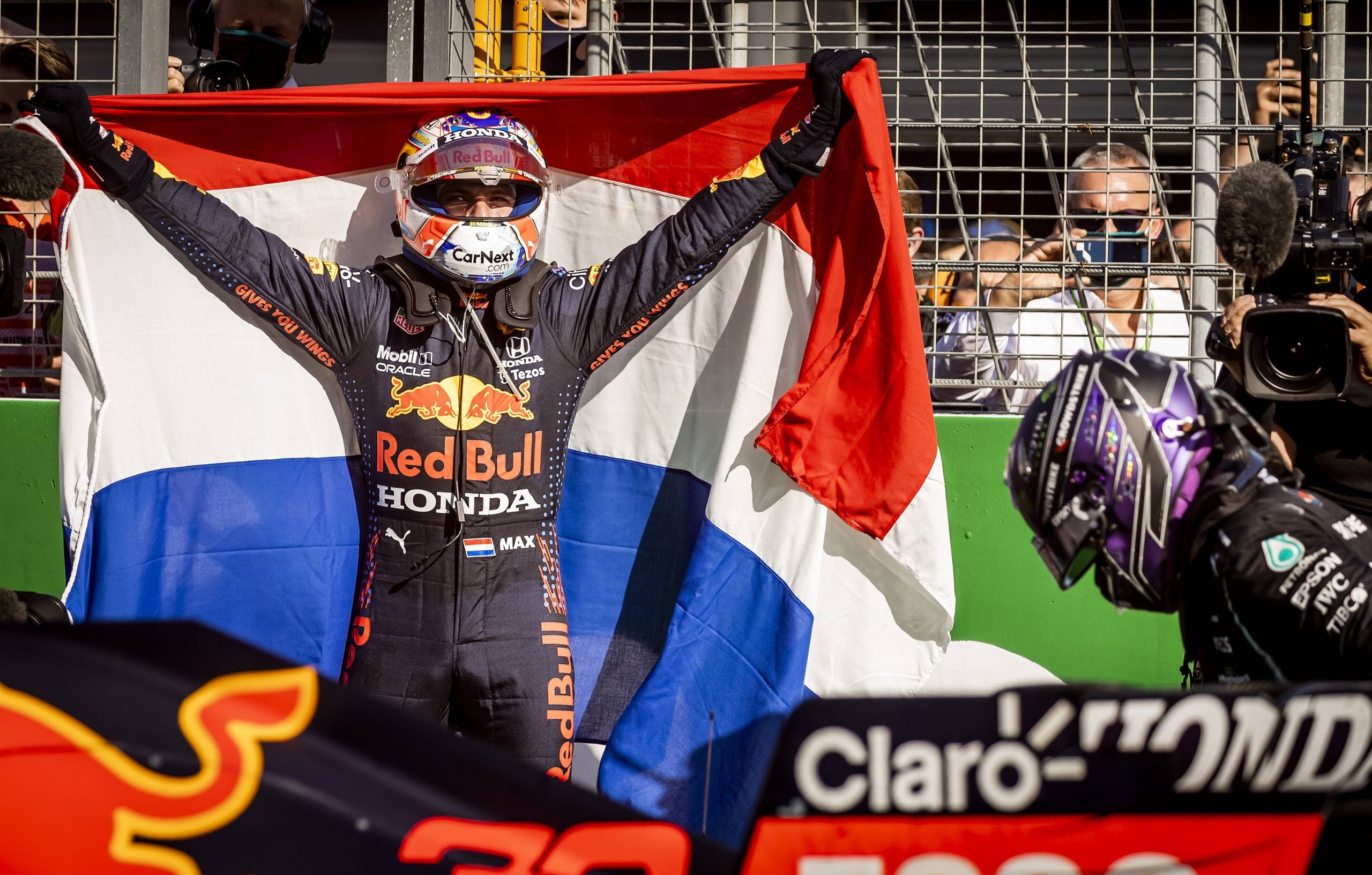 Max Verstappen (l.) holt sich mit dem Heimsieg in Zandvoort die WM-Führung von Lewis Hamilton zurück