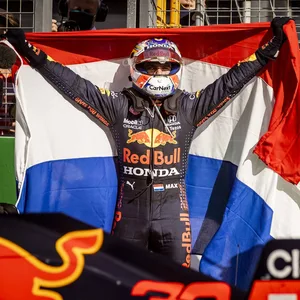 Max Verstappen (l.) holt sich mit dem Heimsieg in Zandvoort die WM-Führung von Lewis Hamilton zurück