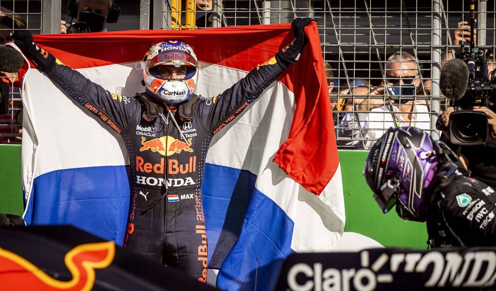 Max Verstappen (l.) holt sich mit dem Heimsieg in Zandvoort die WM-Führung von Lewis Hamilton zurück