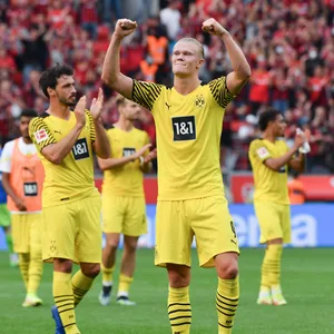 Matchwinner Erling Haaland (vorne) feiert seine beiden Treffer zum 4:3-Sieg über Bayern Leverkusen
