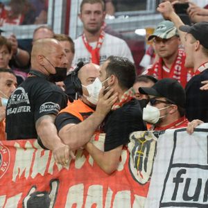 Auseinandersetzung Ordner und Bayern-Fans