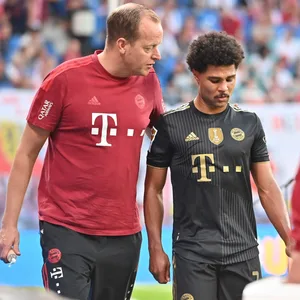 Nach verletzungsbedingter Auswechslung: Der Einsatz von Serge Gnabry (2.v.l.) gegen Barcelona ist fraglich