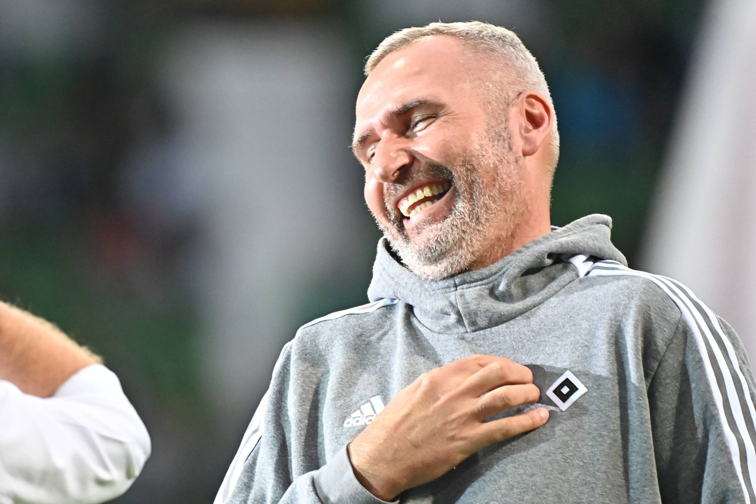 HSV-Trainer Tim Walter freut sich über den Derbysieg in Bremen.