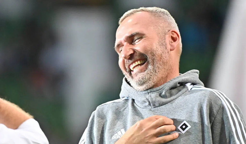 HSV-Trainer Tim Walter freut sich über den Derbysieg in Bremen.