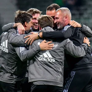 Das HSV-Trainerteam feiert den Sieg in Bremen