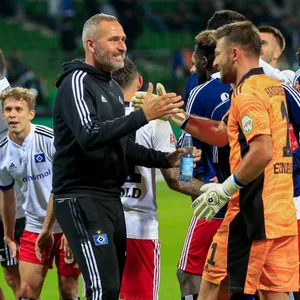 HSV-Trainer Tim Walter klatscht nach dem Derby-Sieg mit Torwart Daniel Heuer Fernandes ab.