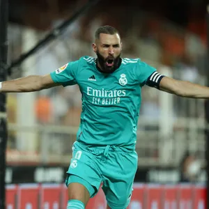Karim Benzema feiert seinen späten Siegtreffer im Spitzenspiel gegen Valencia